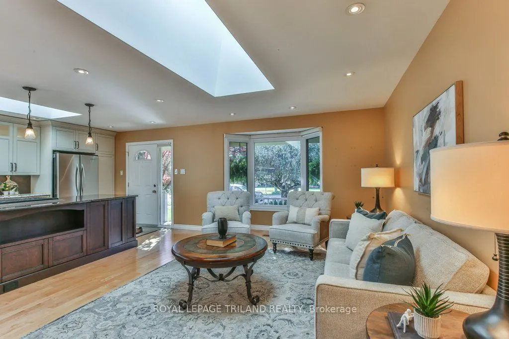 1221 GLENORA Drive