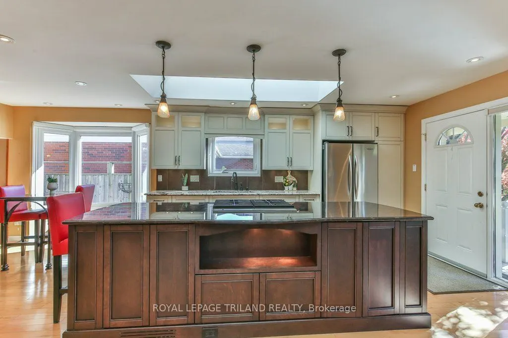 1221 GLENORA Drive
