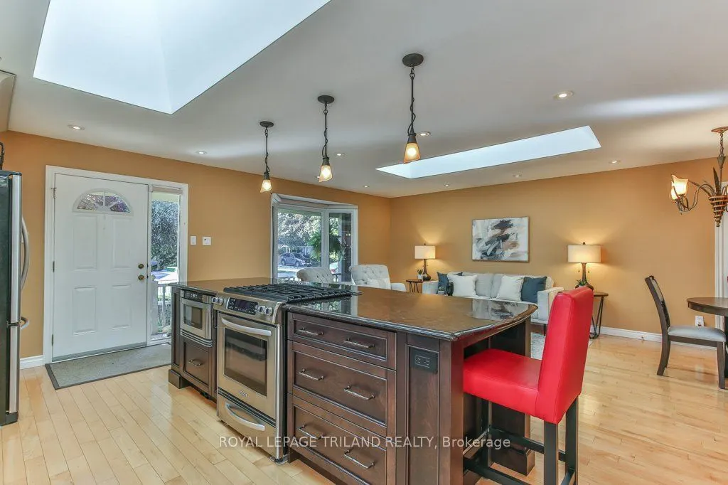 1221 GLENORA Drive