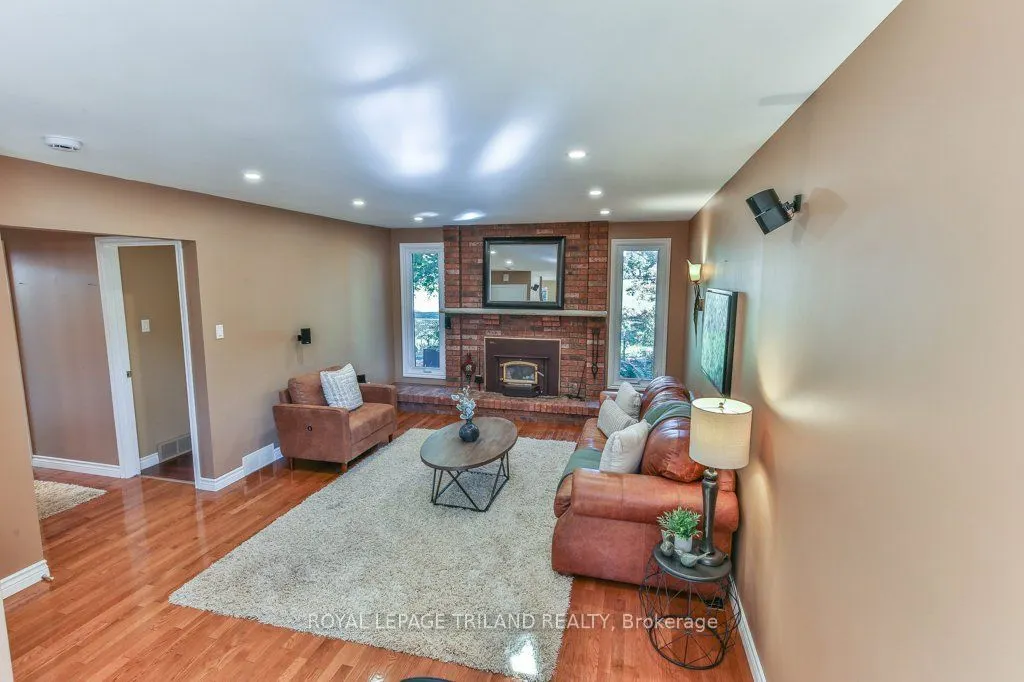 1221 GLENORA Drive