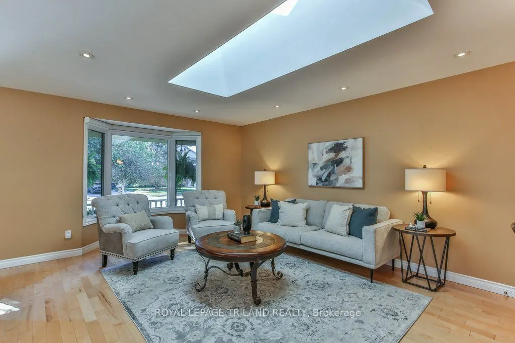 1221 GLENORA Drive
