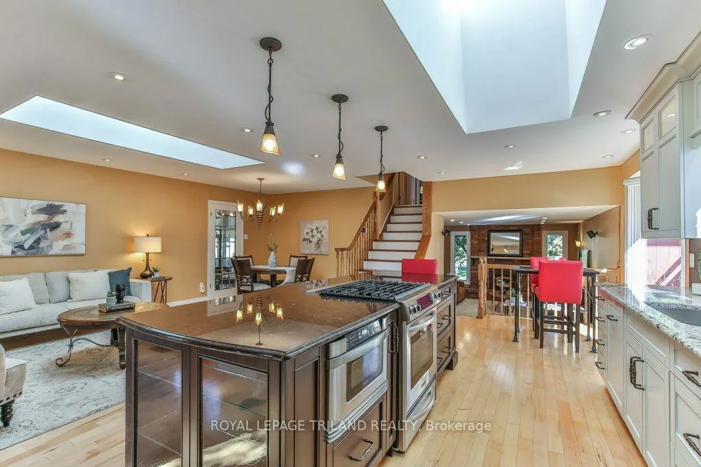 1221 GLENORA Drive
