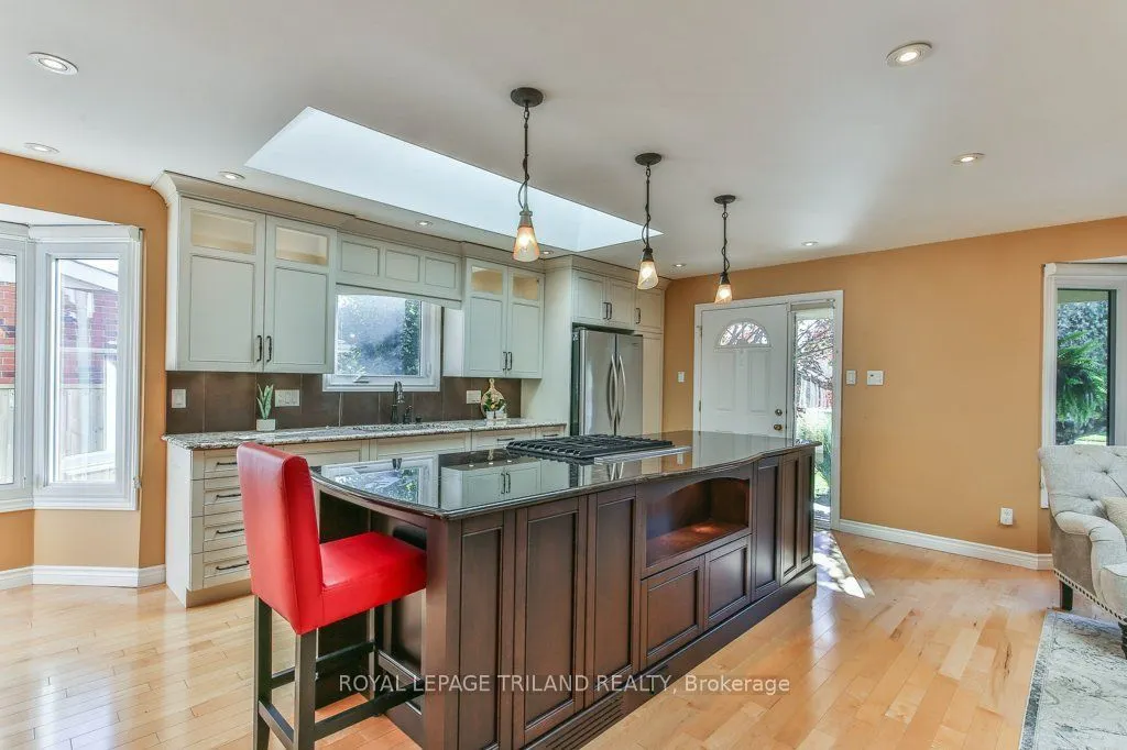 1221 GLENORA Drive