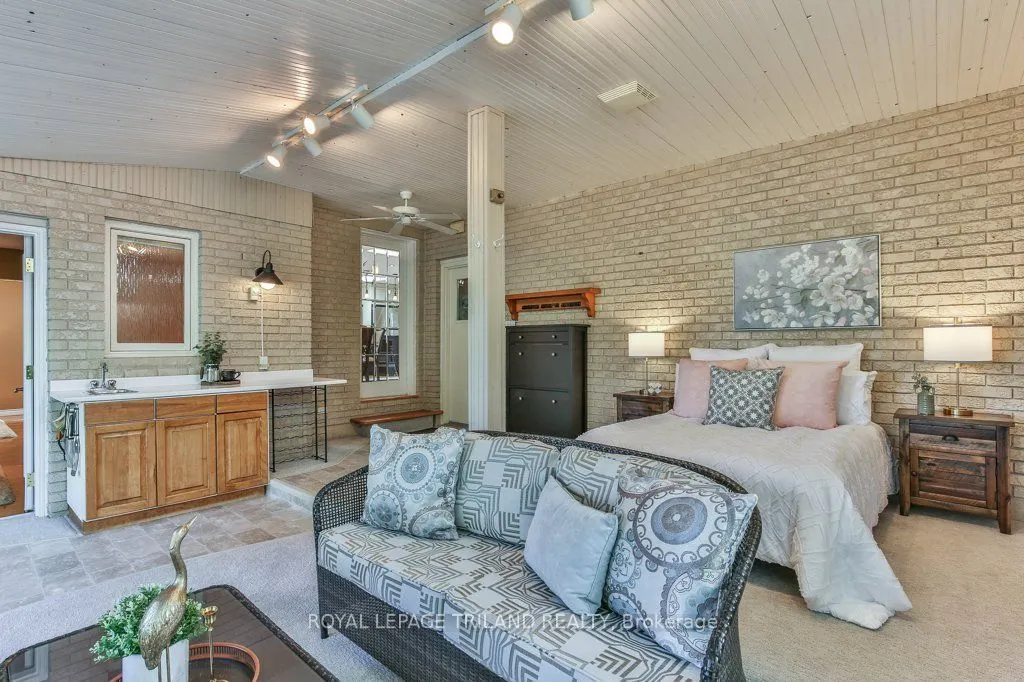 1221 GLENORA Drive