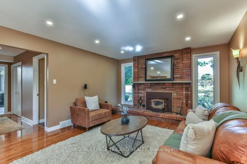 1221 GLENORA Drive
