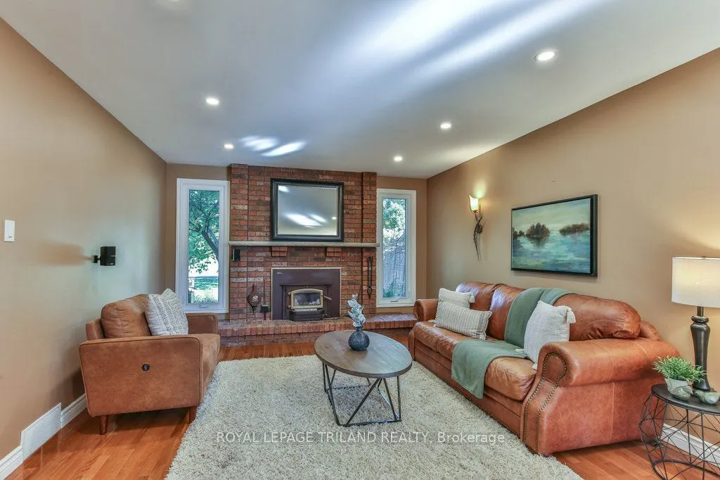 1221 GLENORA Drive