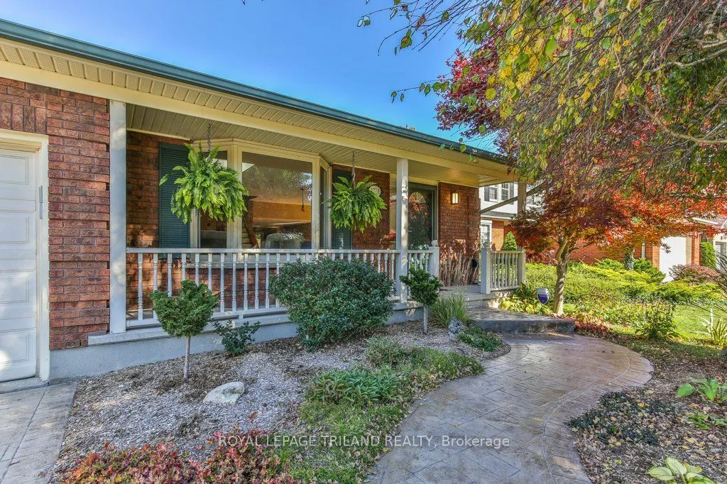 1221 GLENORA Drive