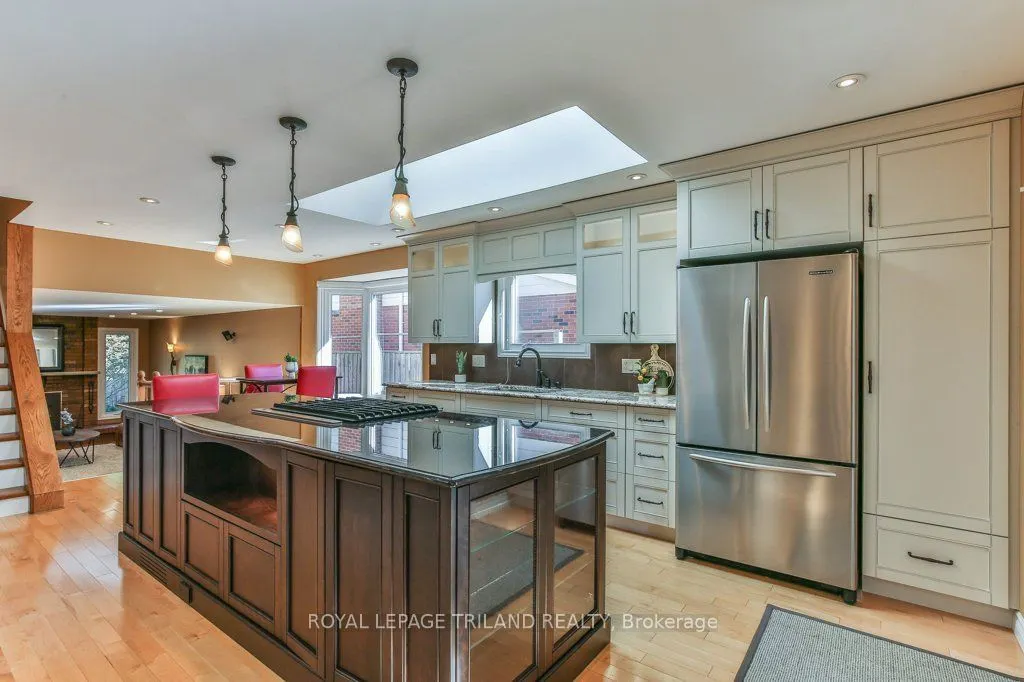 1221 GLENORA Drive