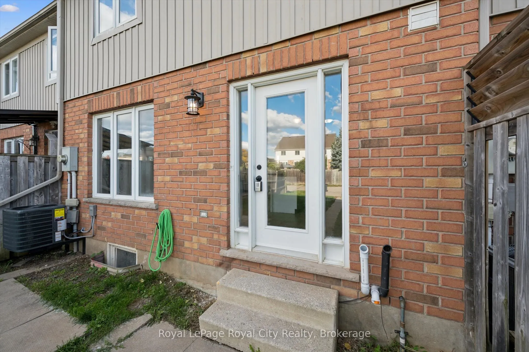 541 Victoria Road N