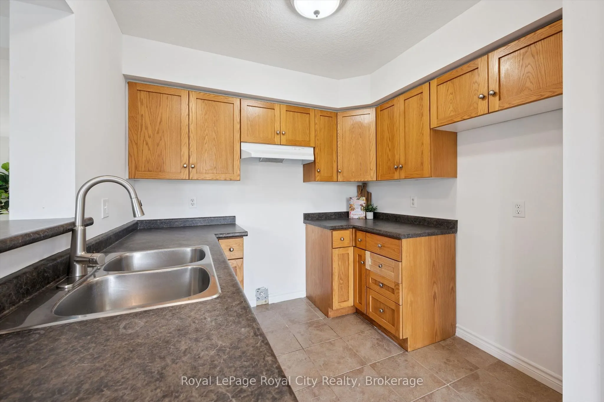 541 Victoria Road N