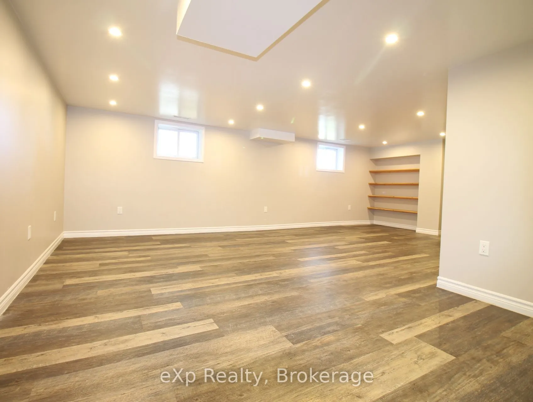 165 Victoria Street W