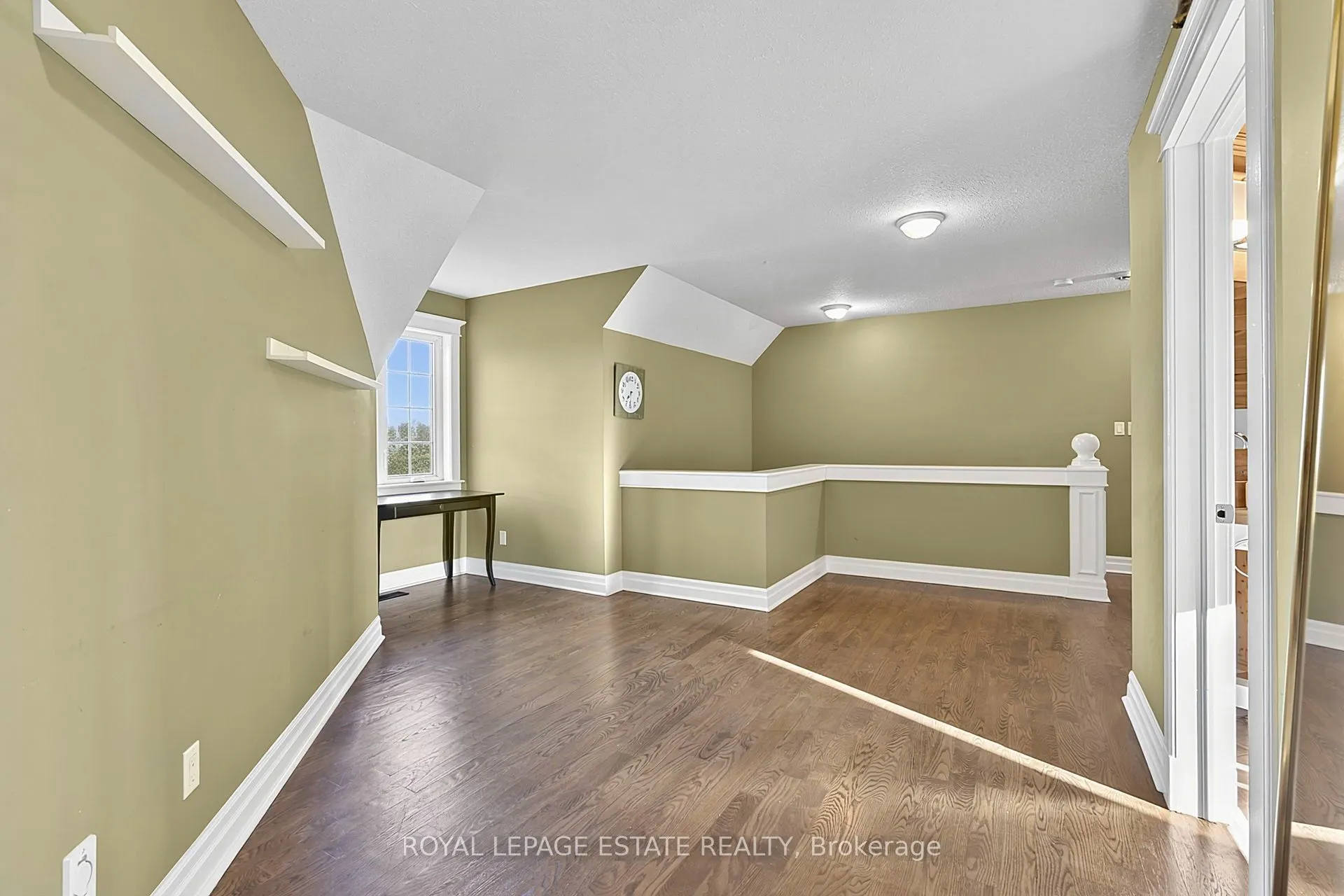 555086 Mono Amaranth Townline