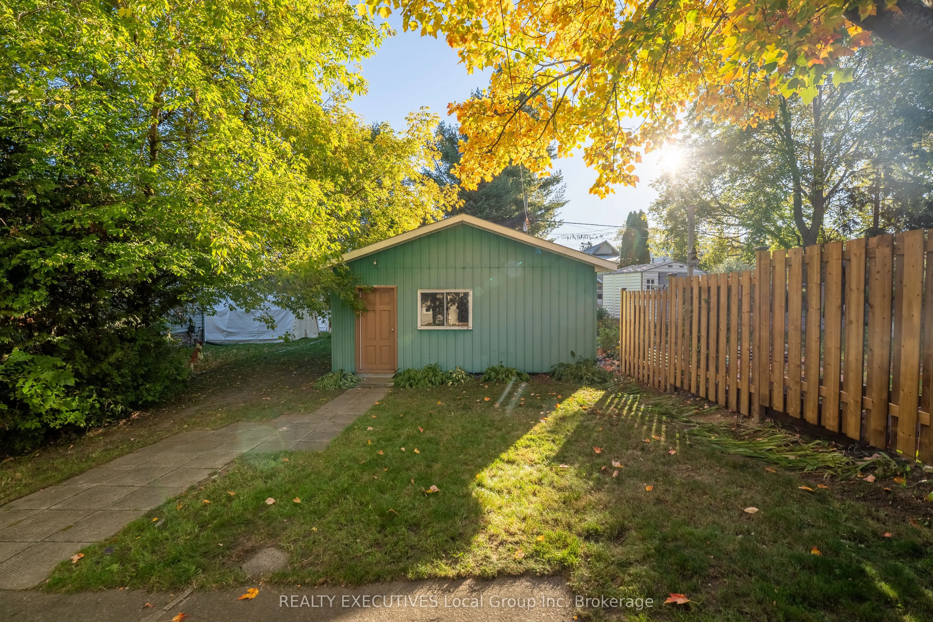 214 Victoria Street E