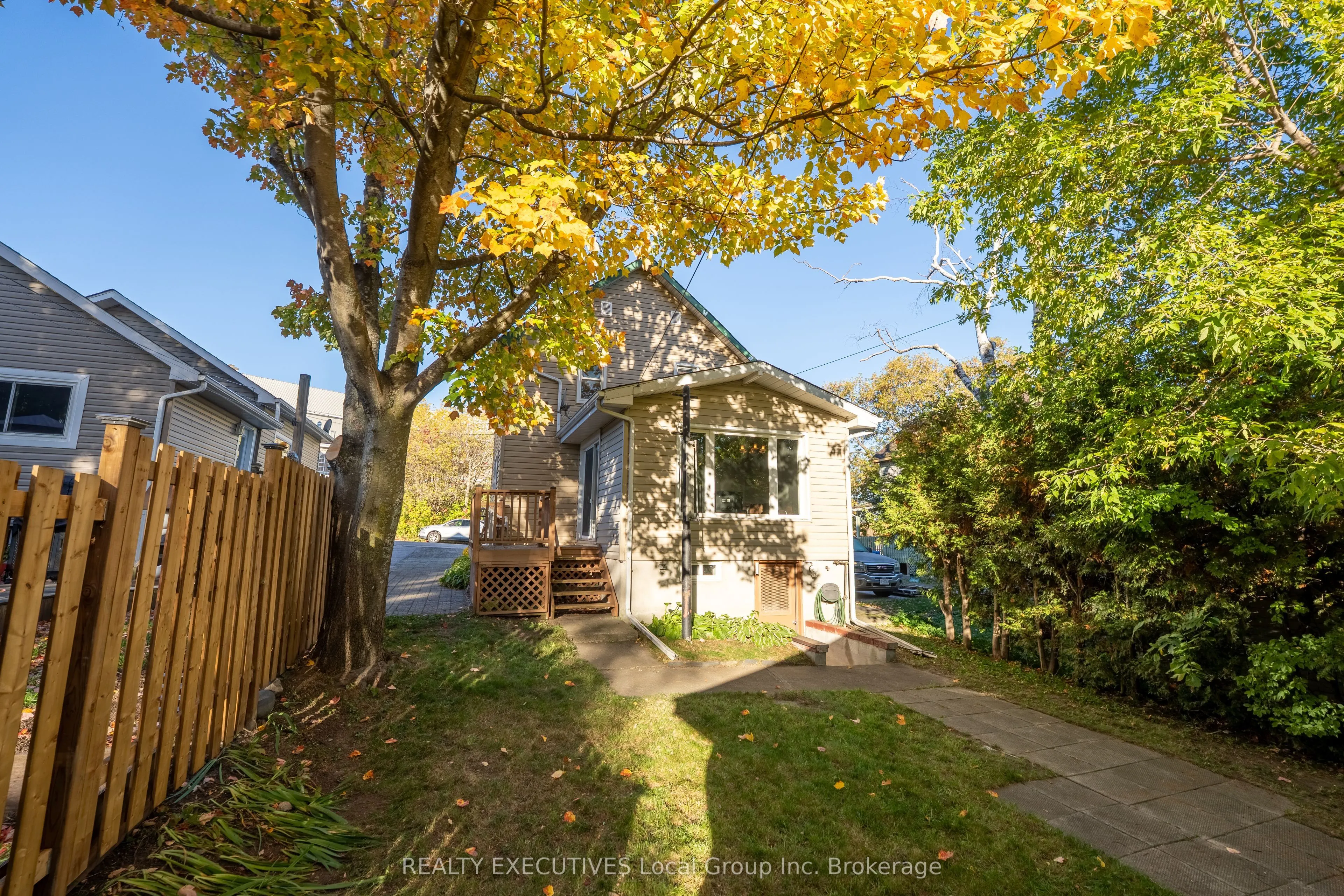 214 Victoria Street E