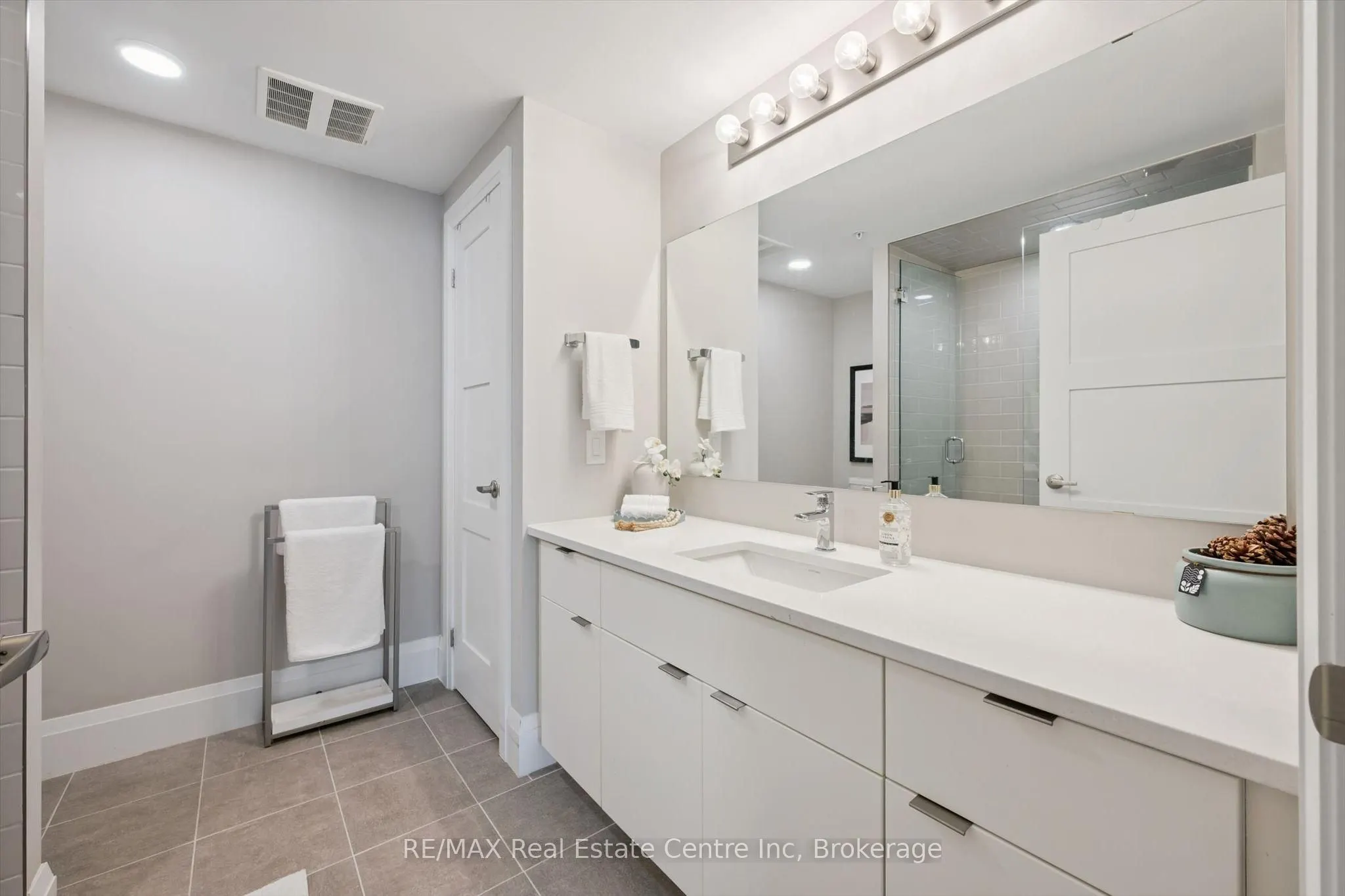 73 ARTHUR Street S #807