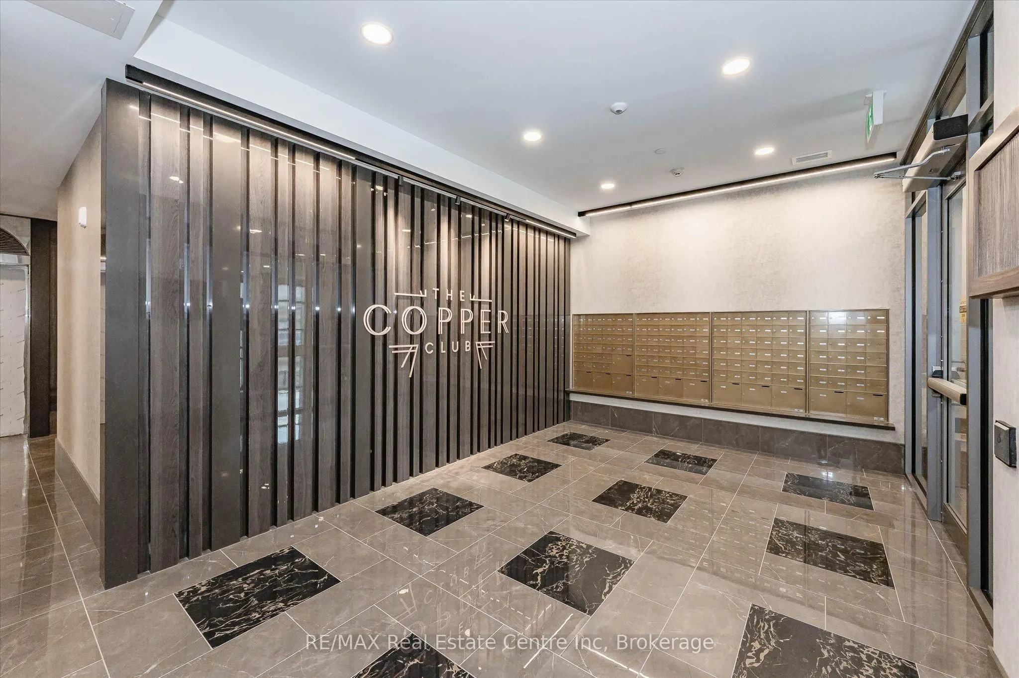 73 ARTHUR Street S #807