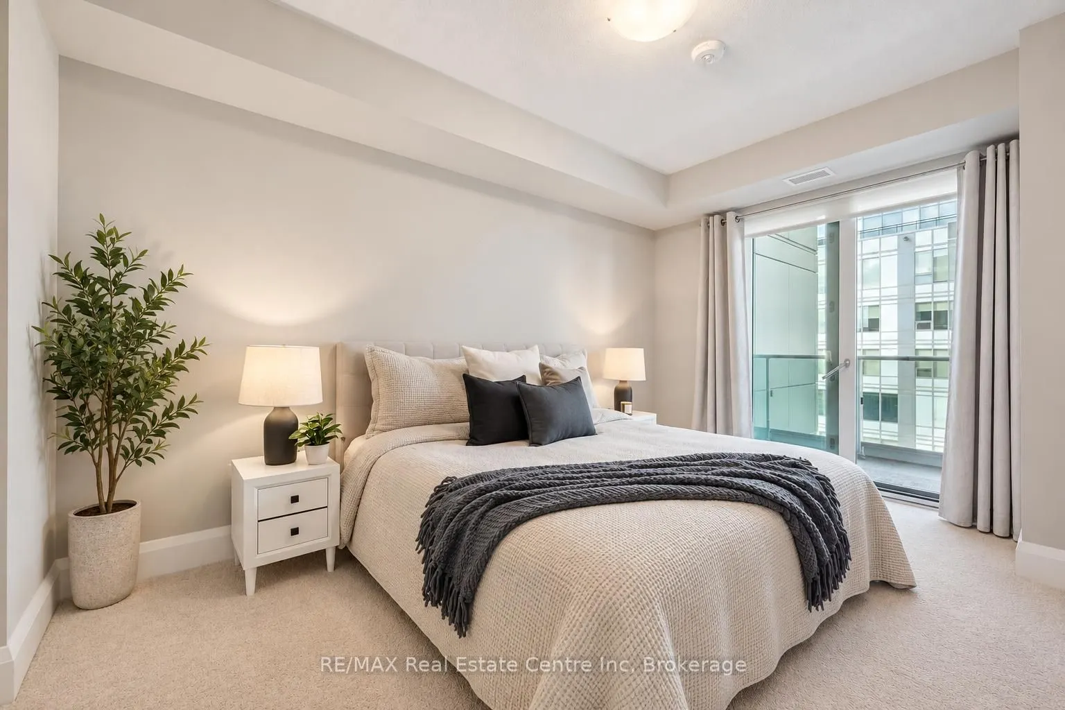 73 ARTHUR Street S #807