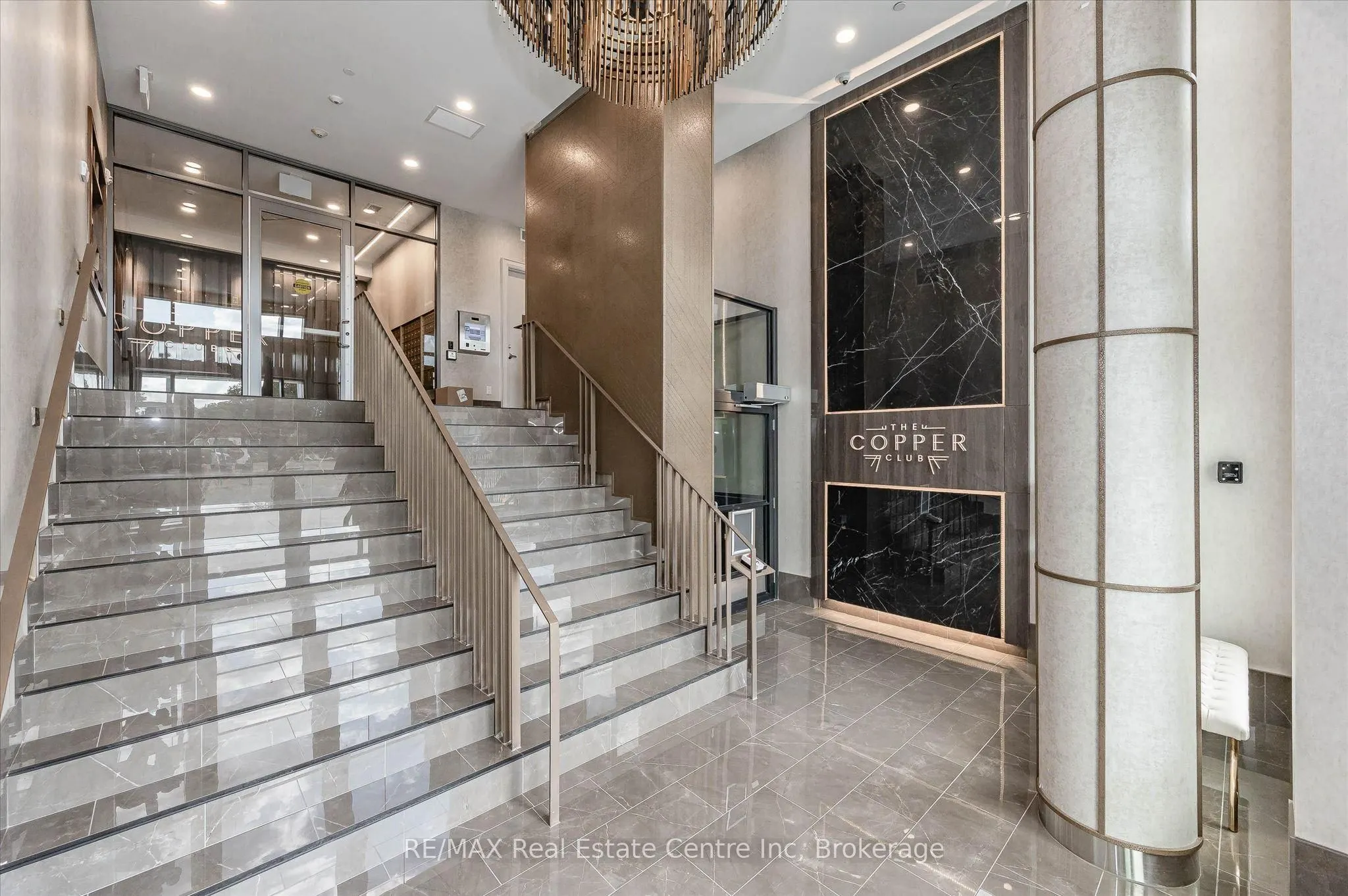 73 ARTHUR Street S #807