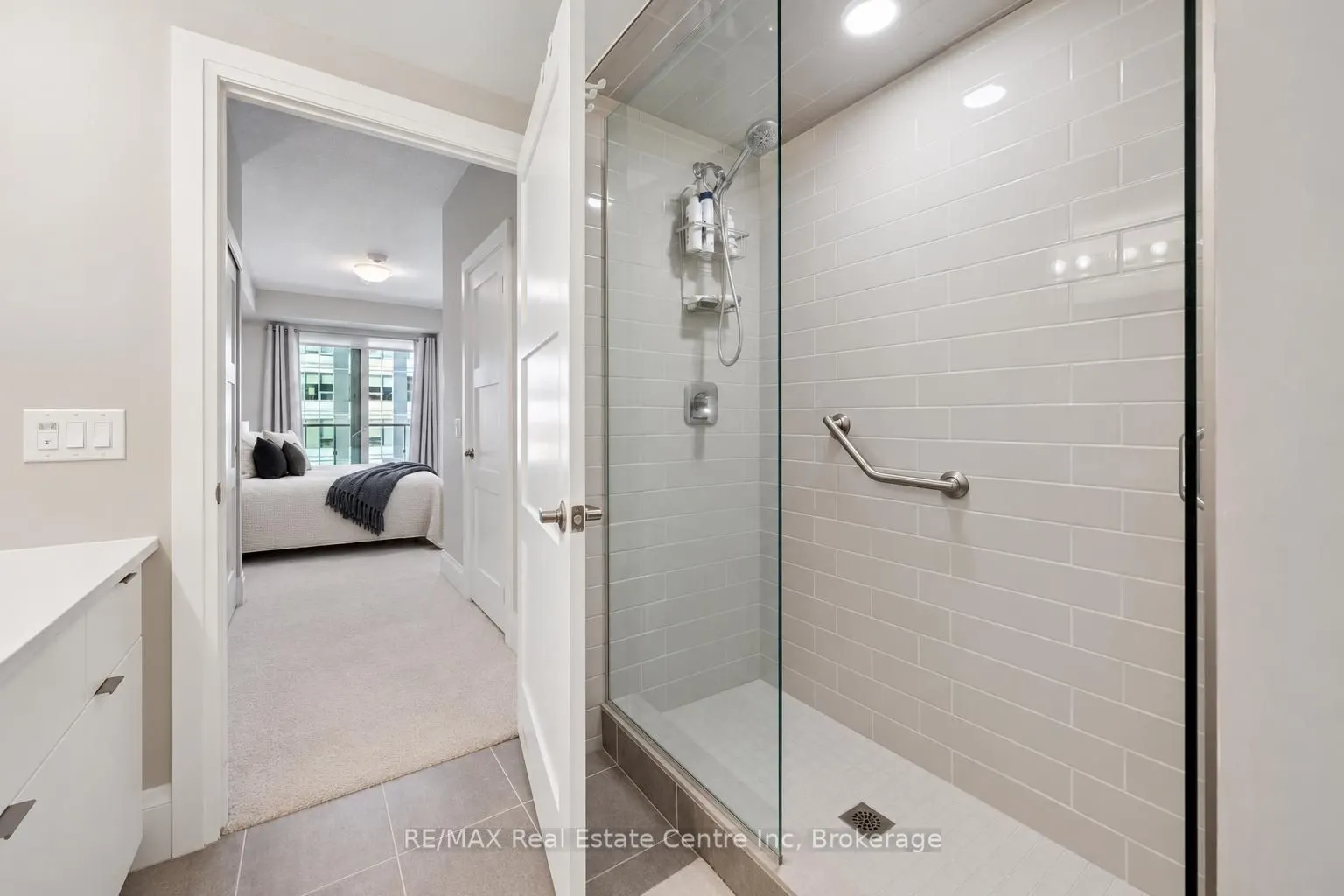 73 ARTHUR Street S #807
