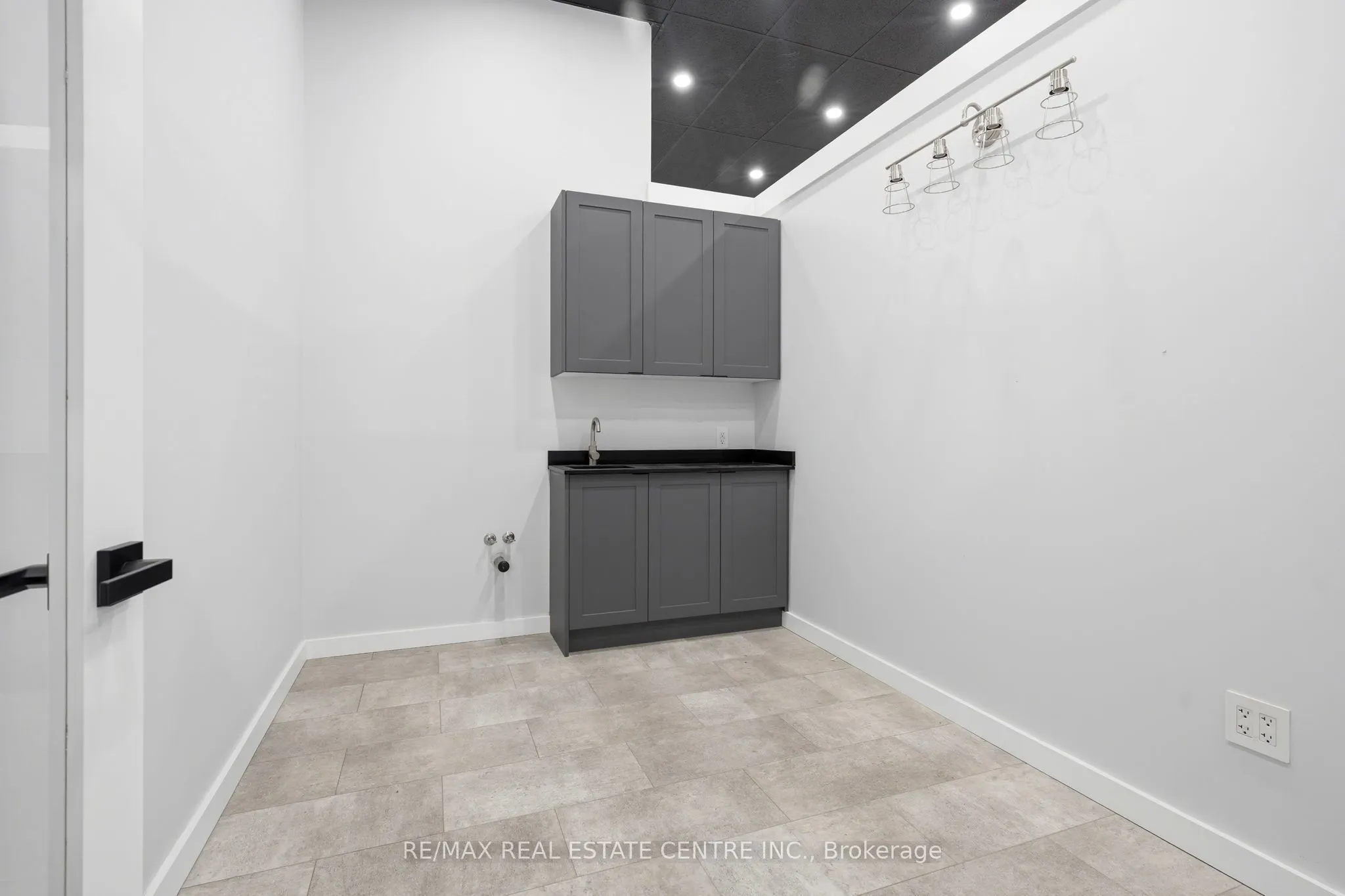 45 Wyndham Street N #103