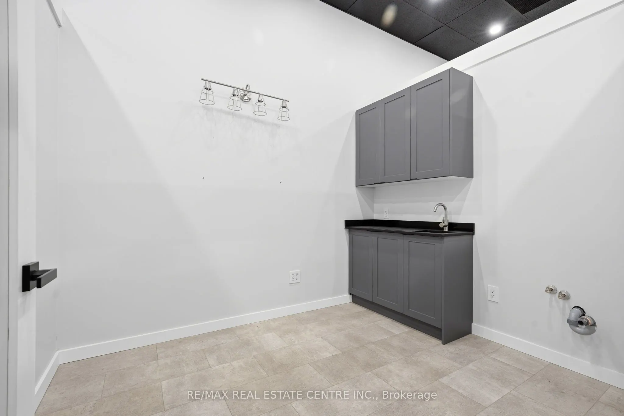 45 Wyndham Street N #103