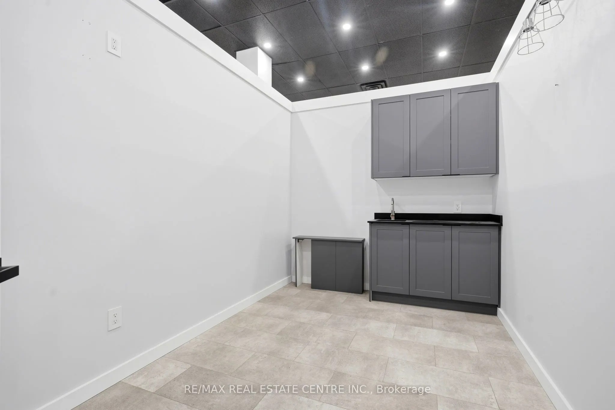 45 Wyndham Street N #103