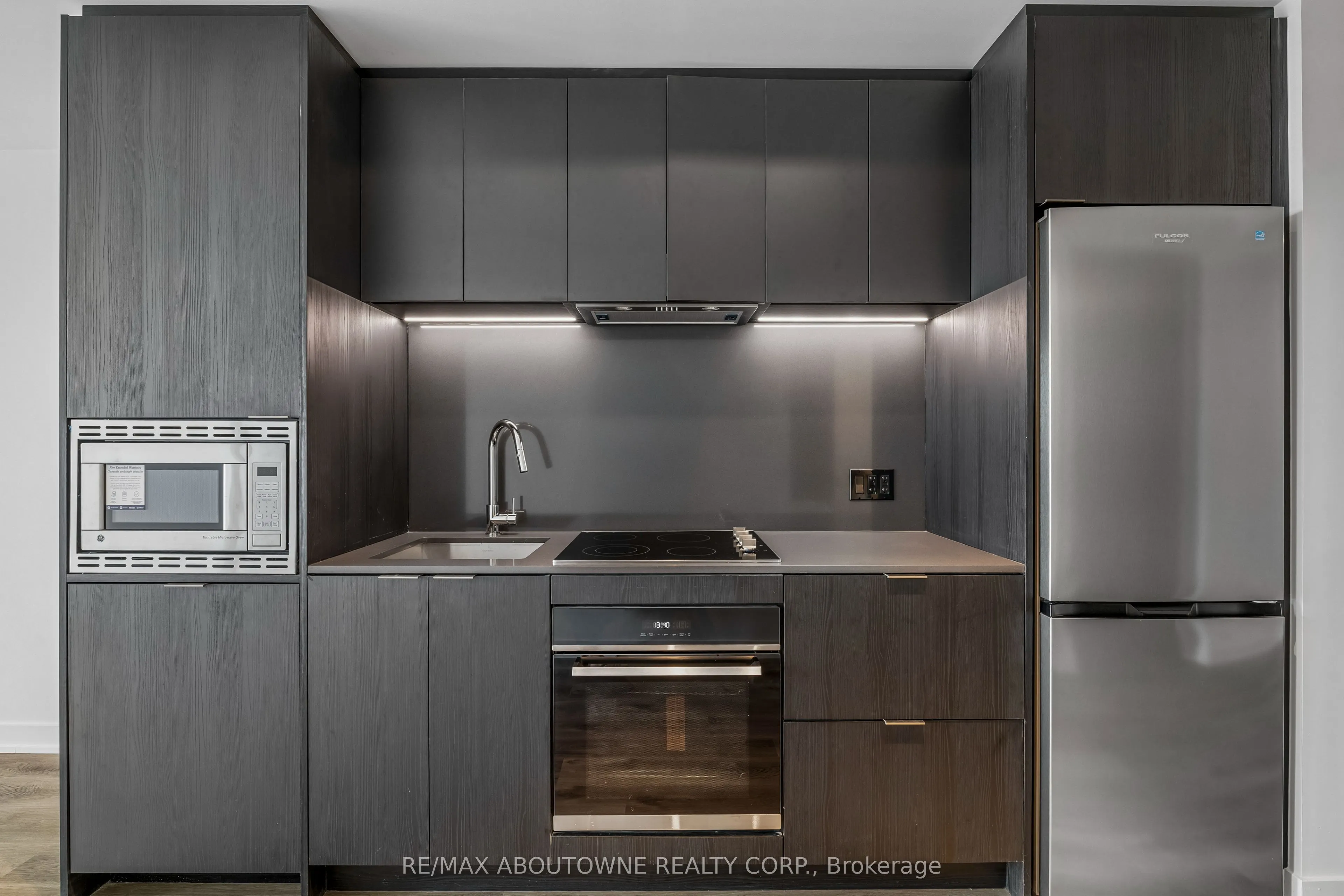 91 John Street N #1802