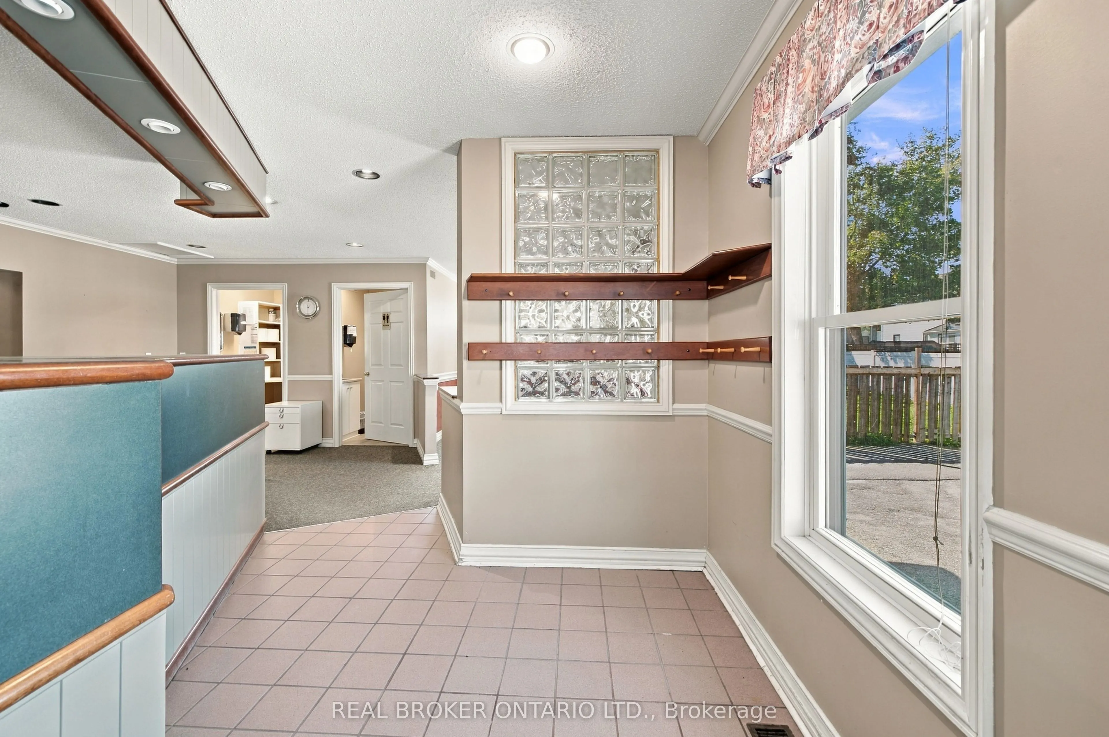69 Lake Avenue W