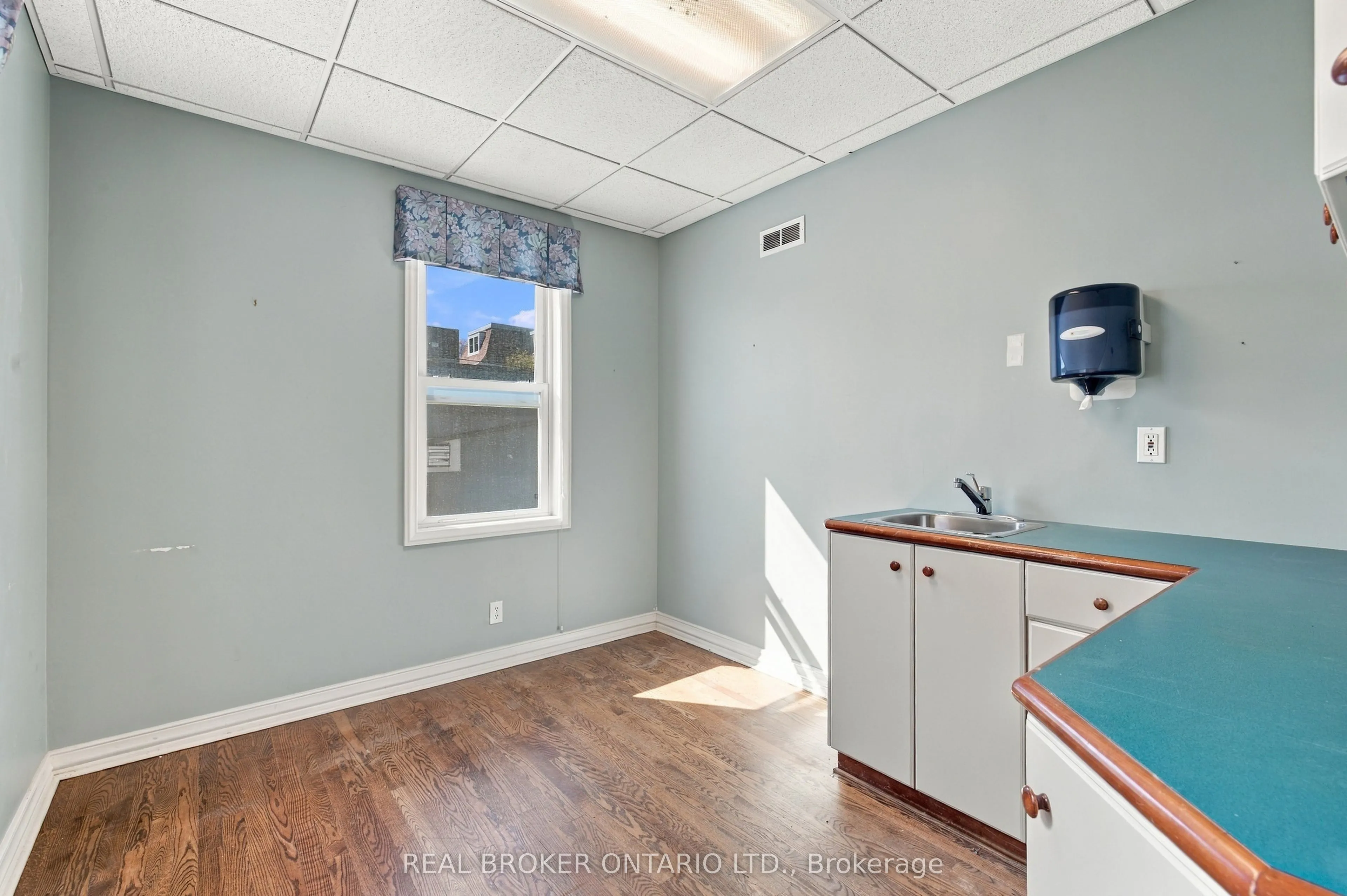 69 Lake Avenue W