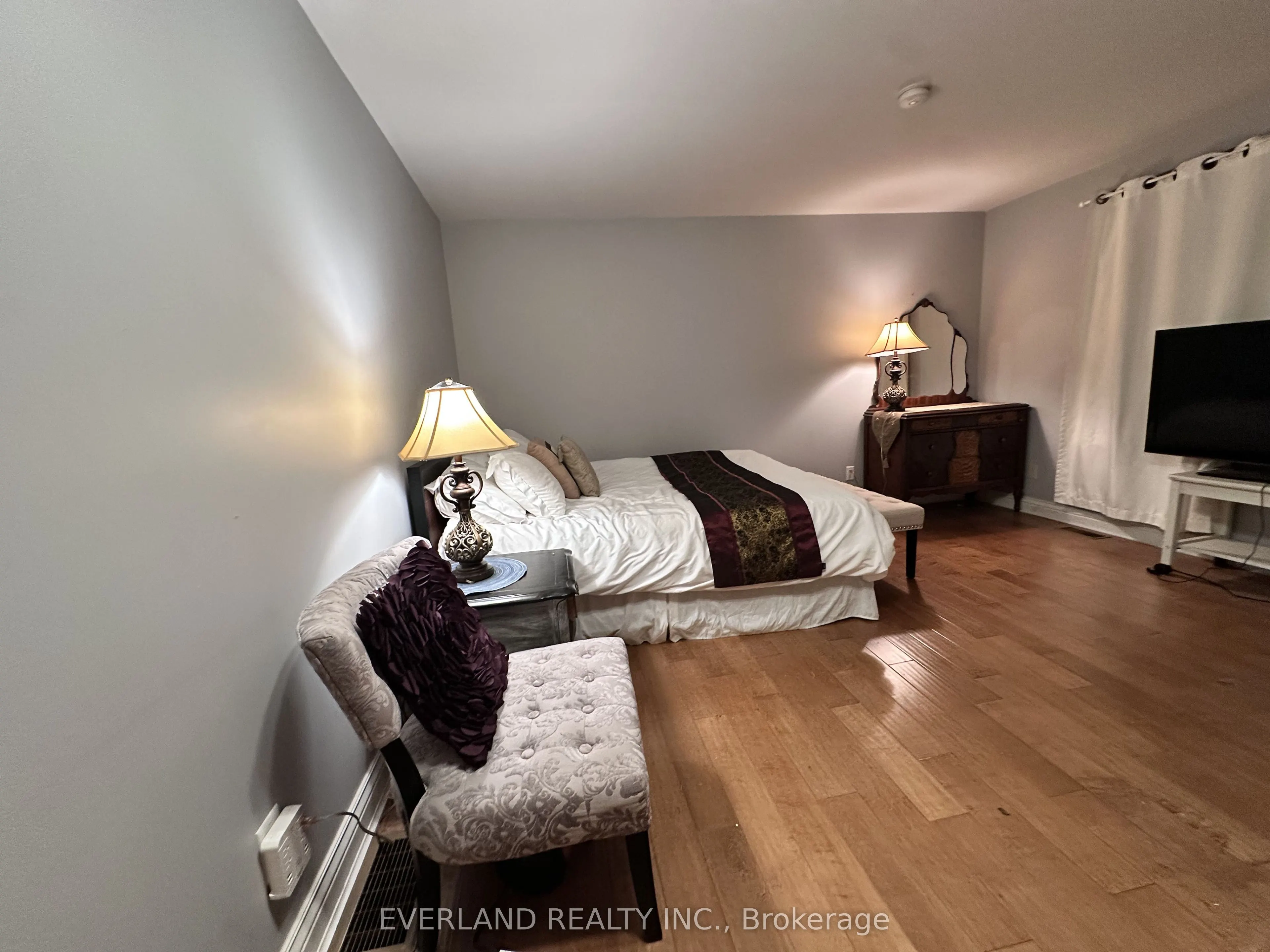 3369 St Paul Avenue #prime bedroom