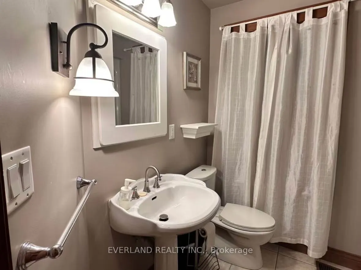 3369 St Paul Avenue #prime bedroom