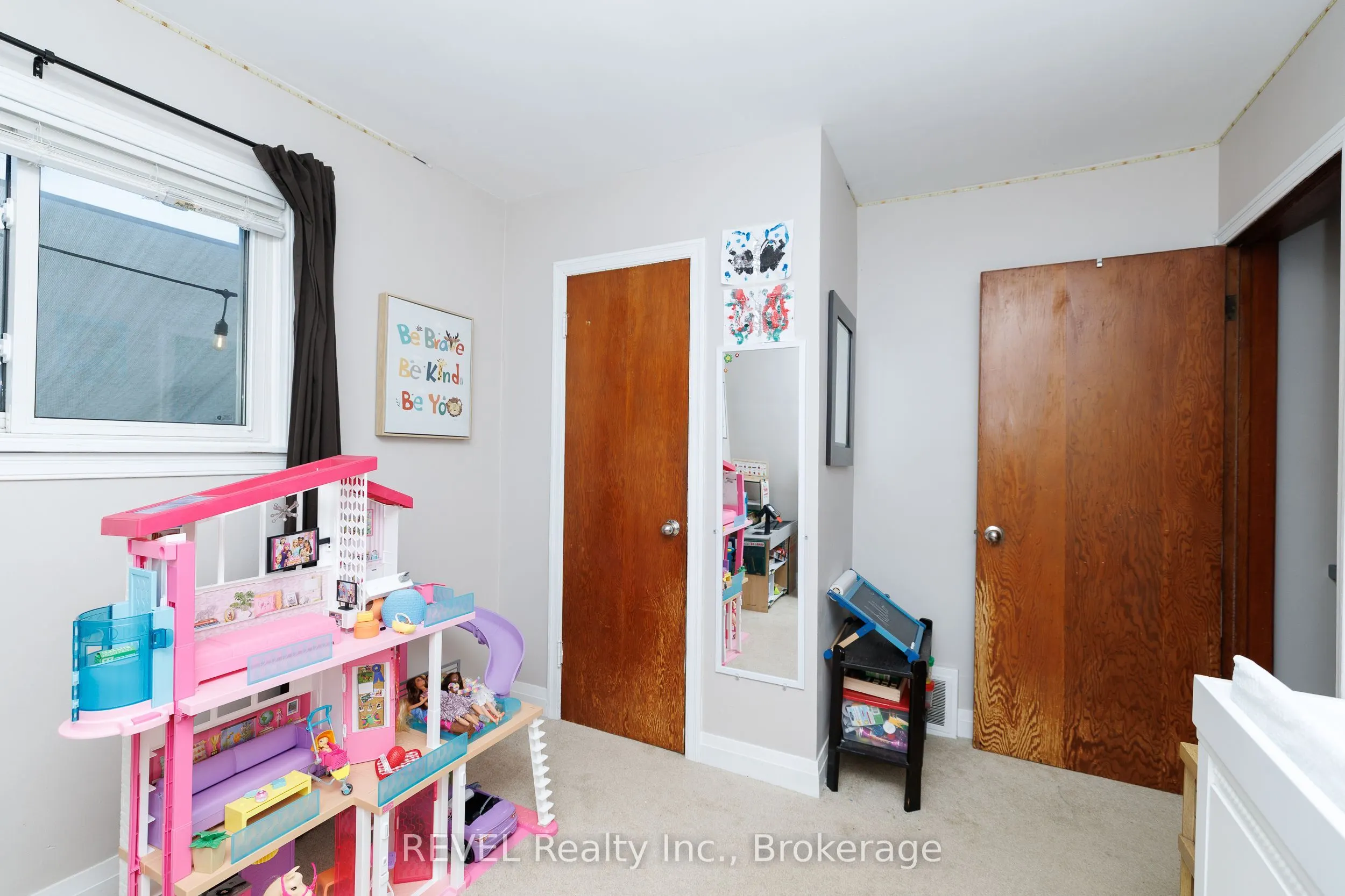5608 Glamis Crescent