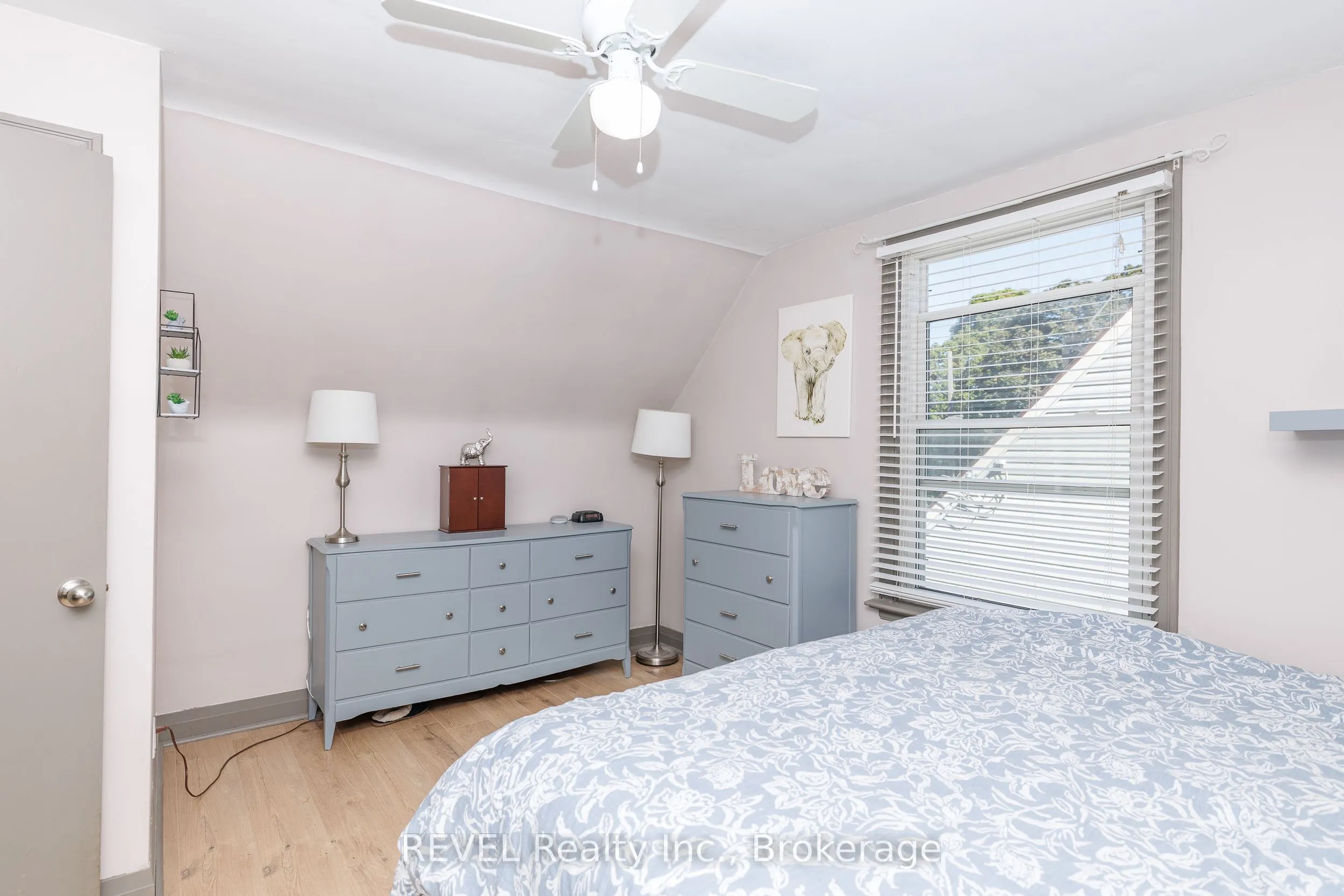 5608 Glamis Crescent