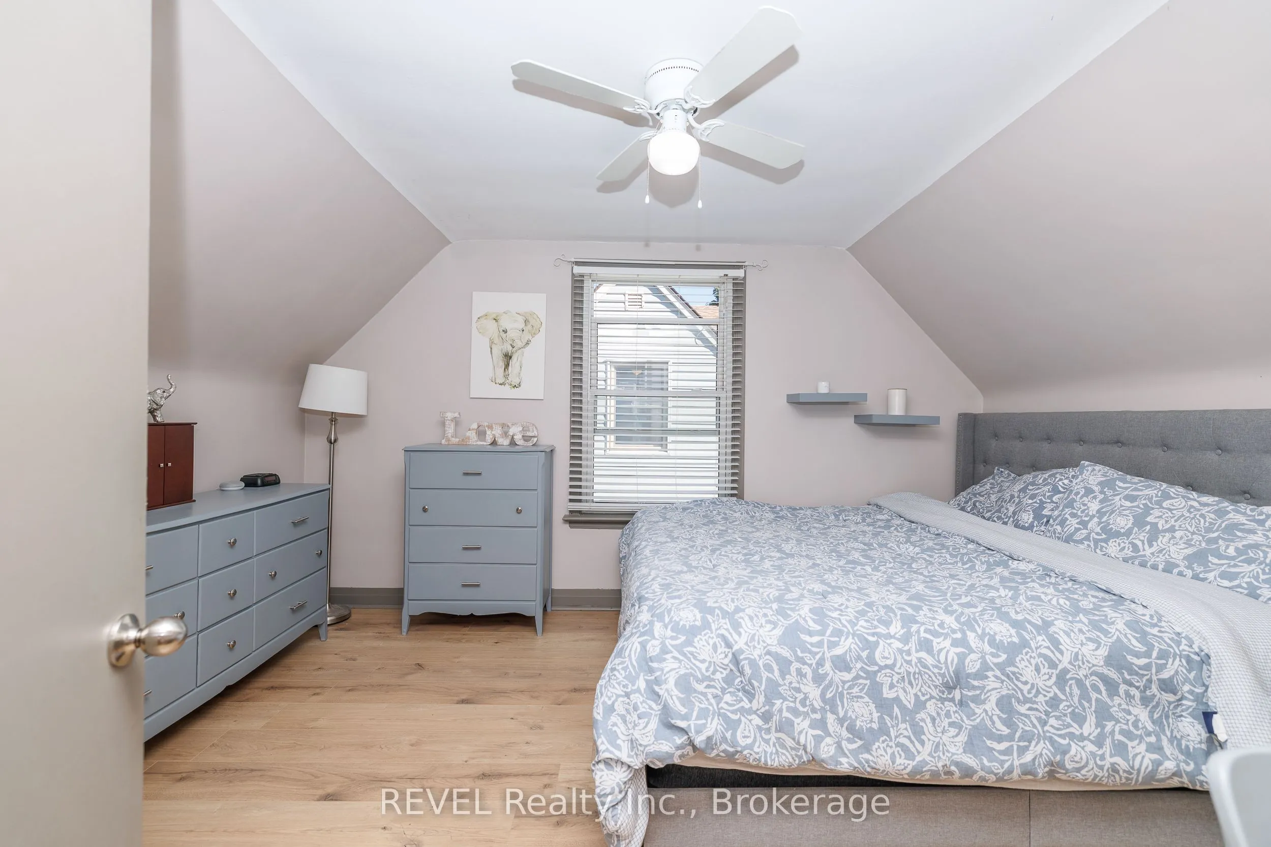 5608 Glamis Crescent