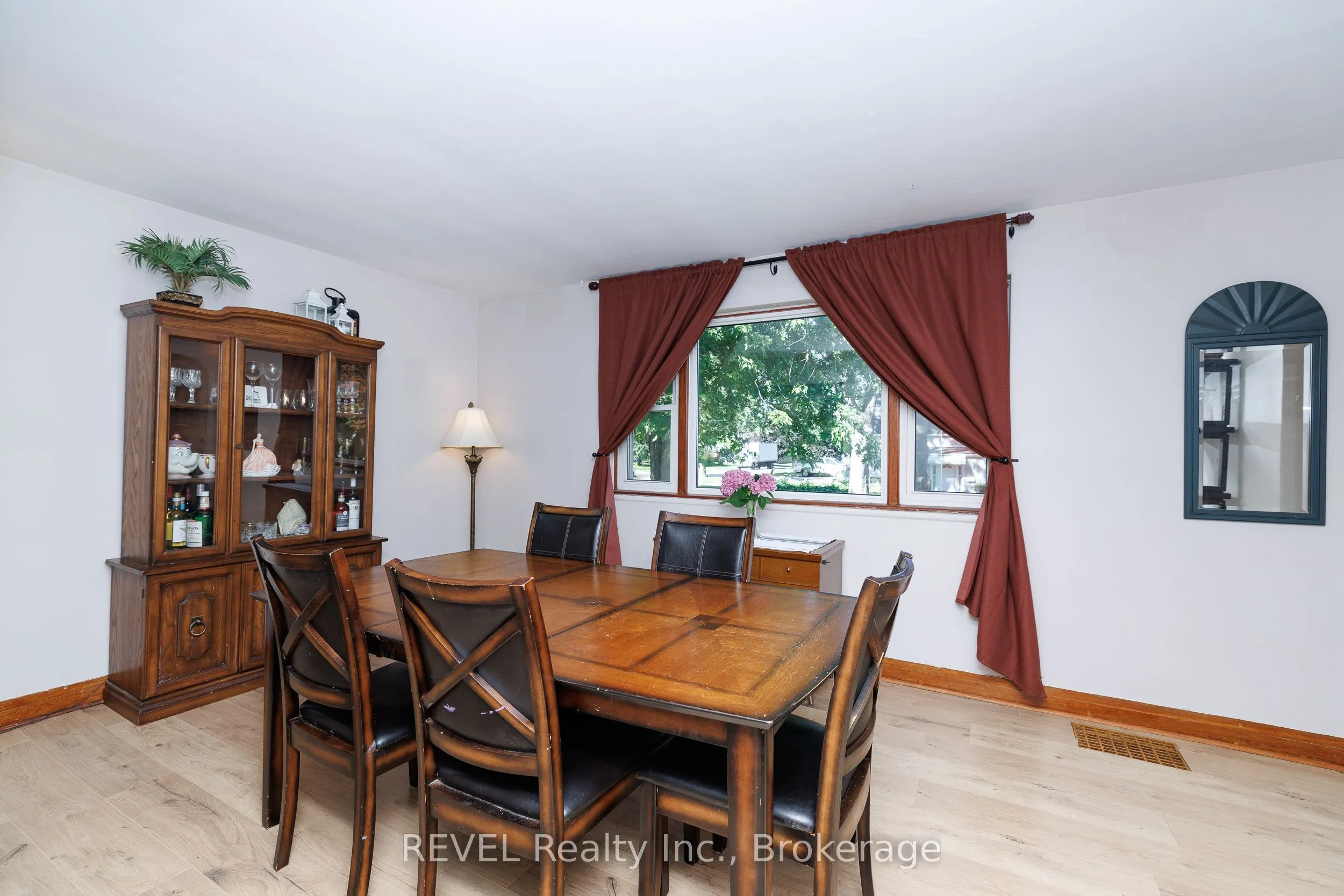 5608 Glamis Crescent
