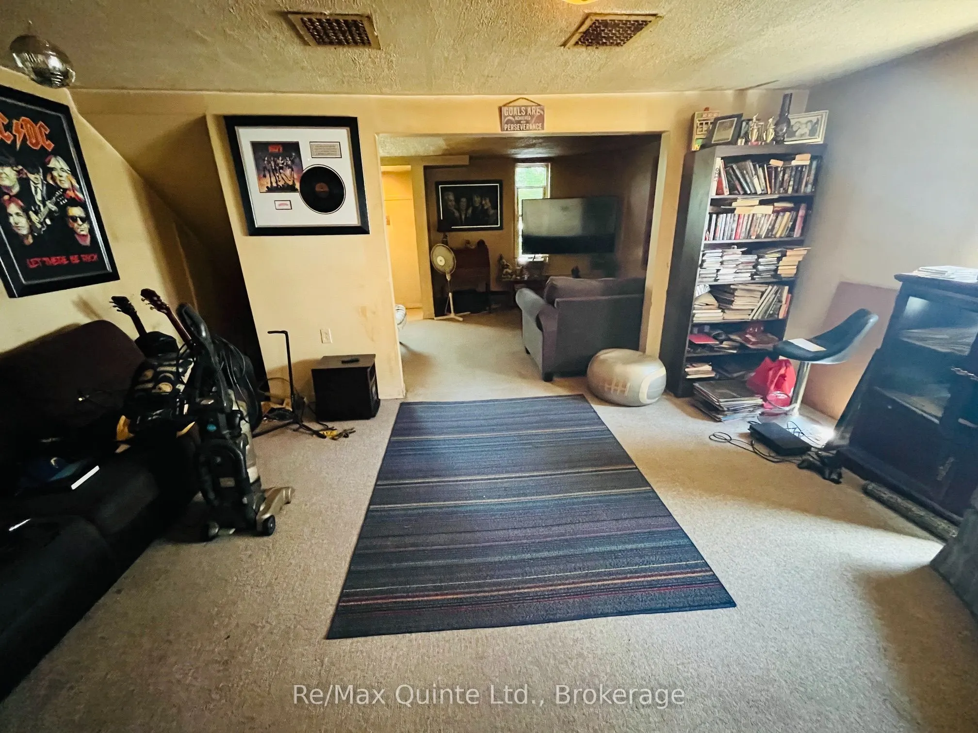 92 Foster Avenue S