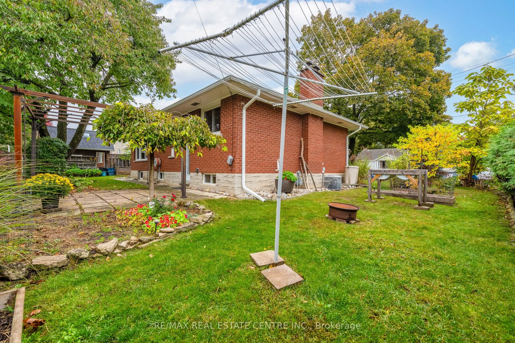 218 Montrose Street S