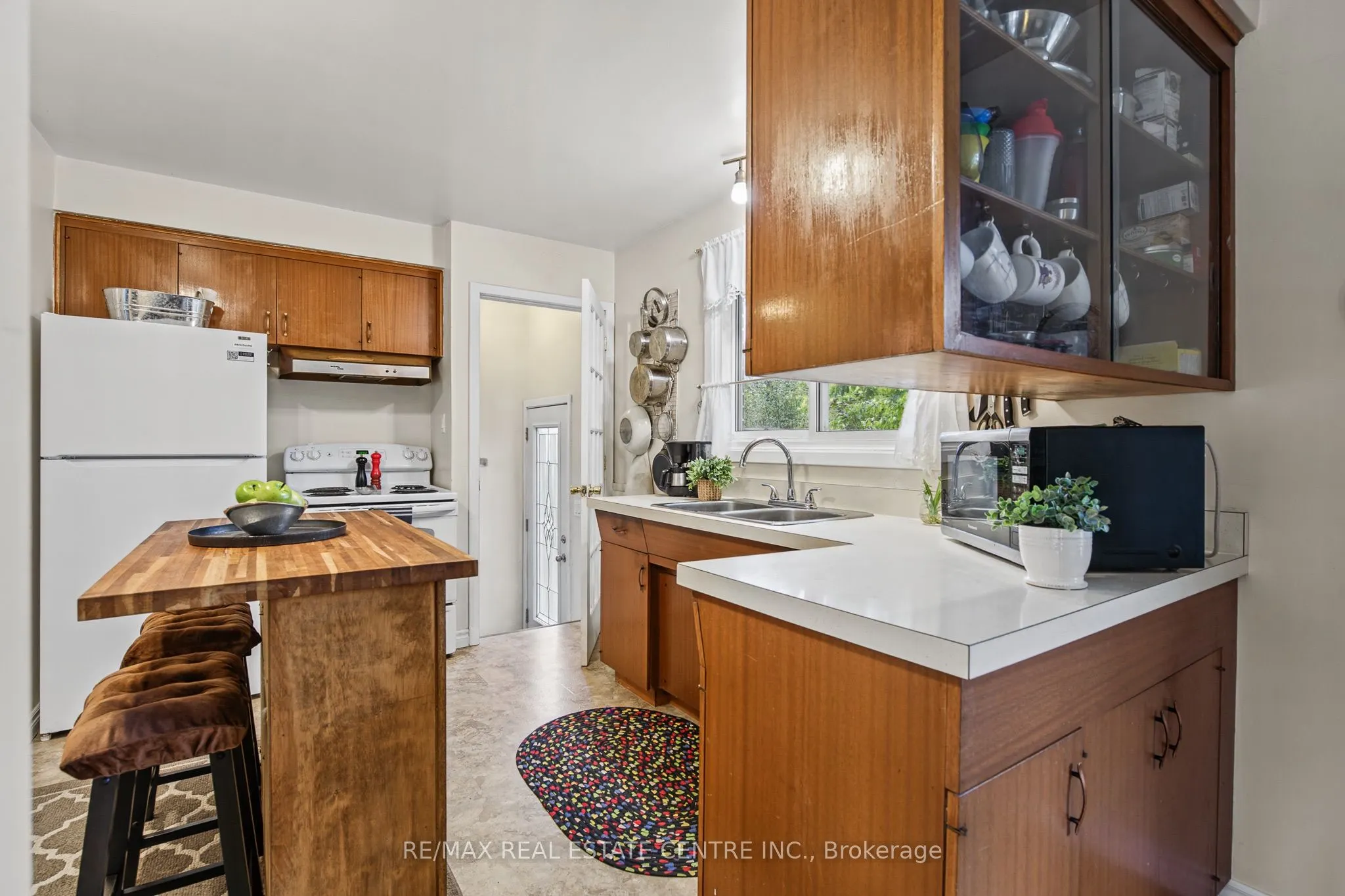 218 Montrose Street S