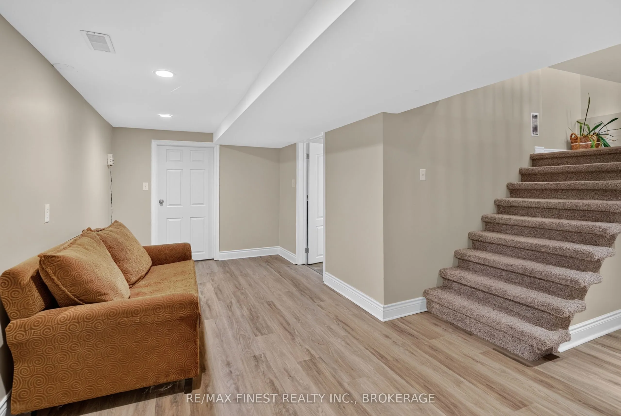 466 MacKenzie Road