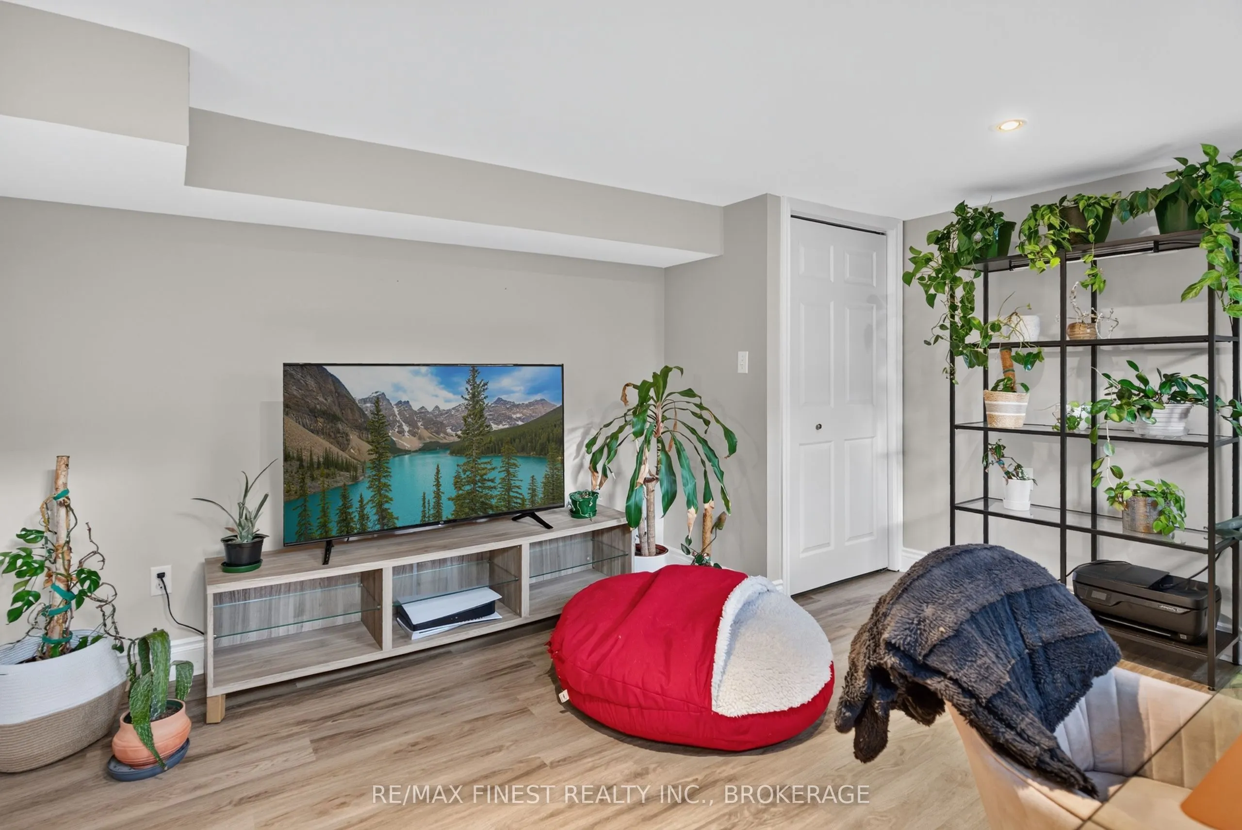 466 MacKenzie Road