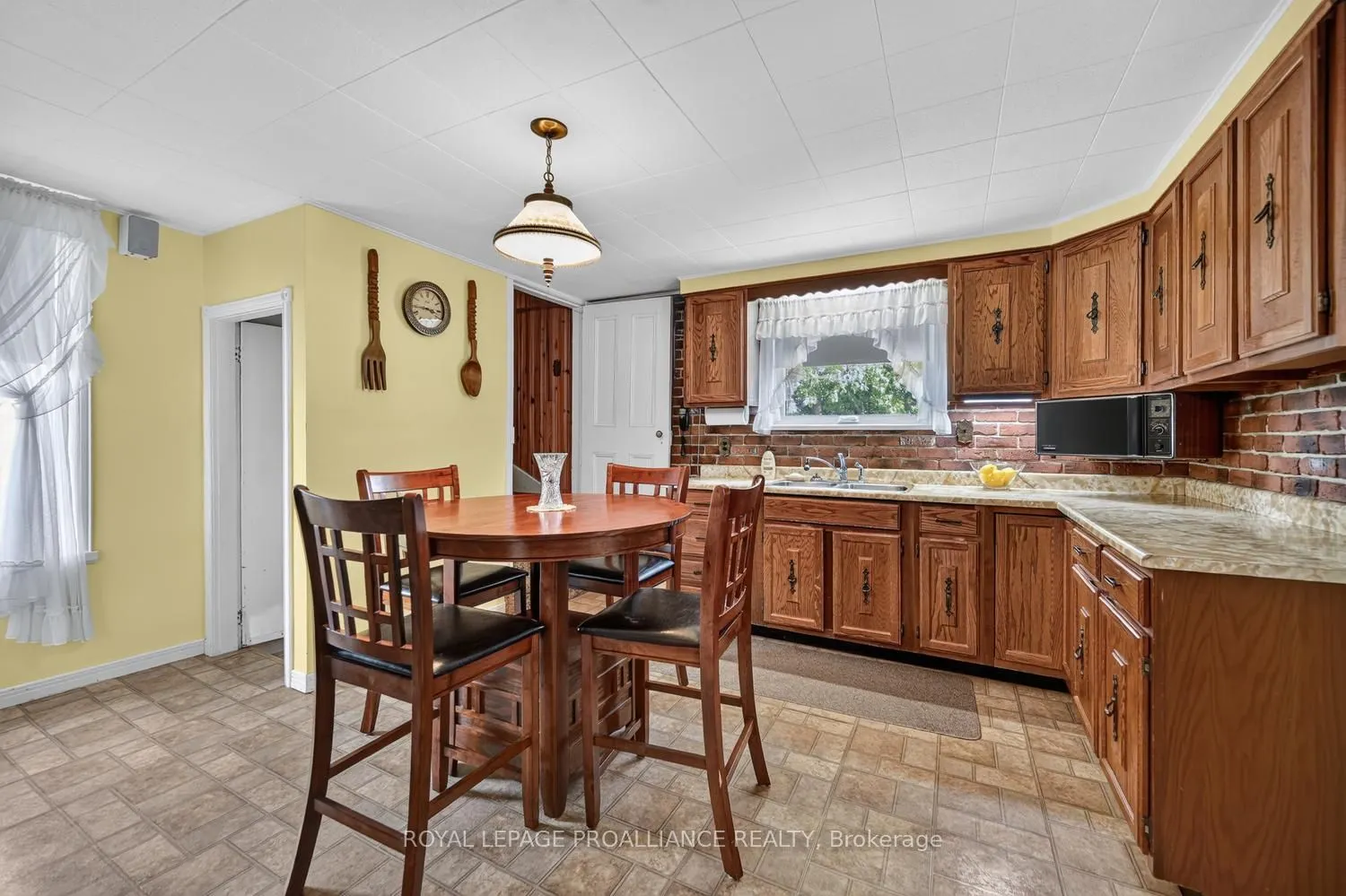 529 Dibble Street W
