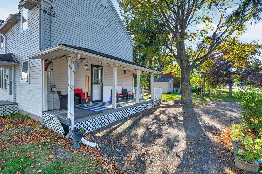 290 Woodroffe Avenue E