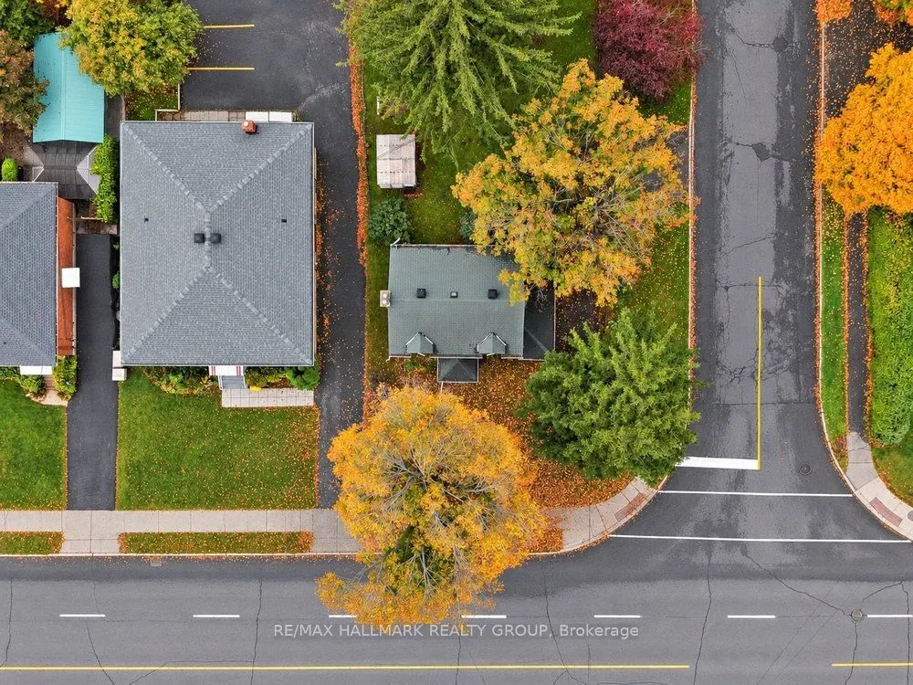 290 Woodroffe Avenue E