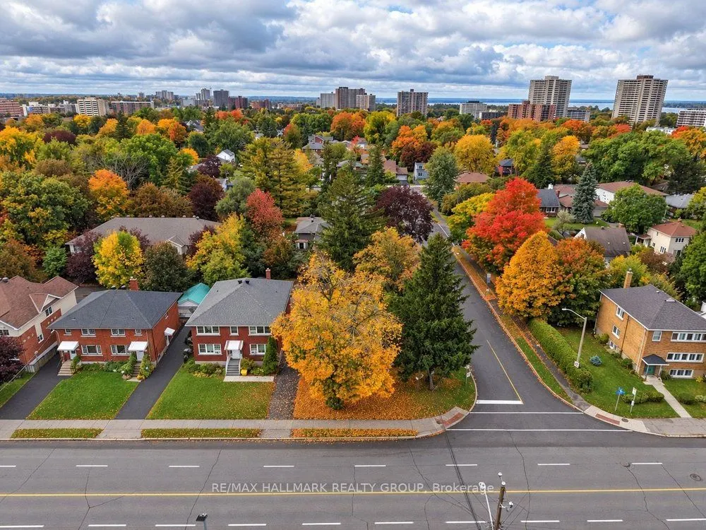 290 Woodroffe Avenue E
