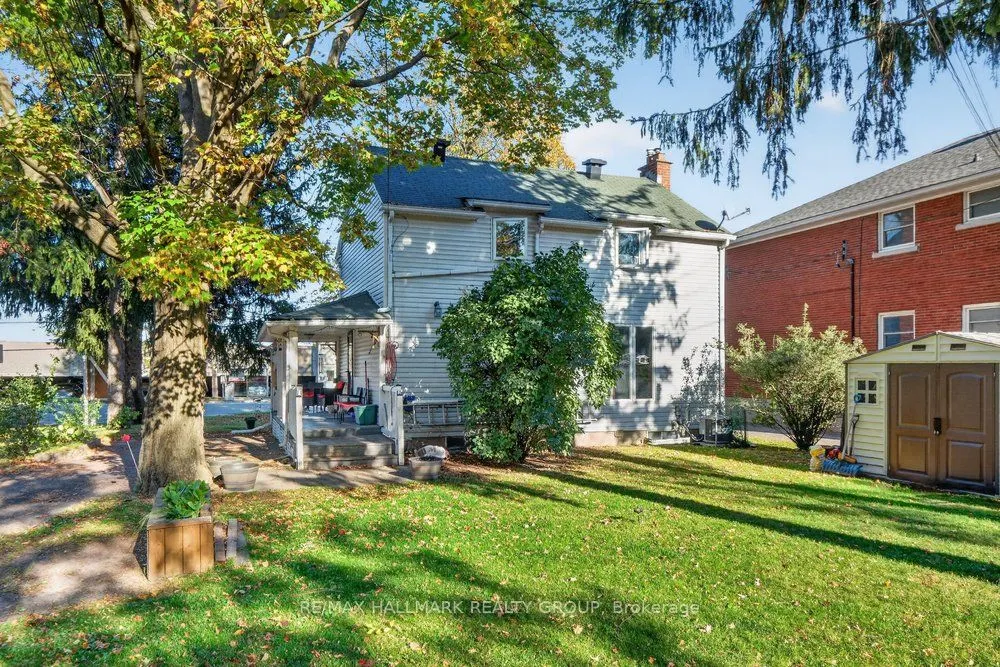 290 Woodroffe Avenue E