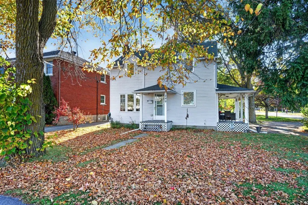 290 Woodroffe Avenue E