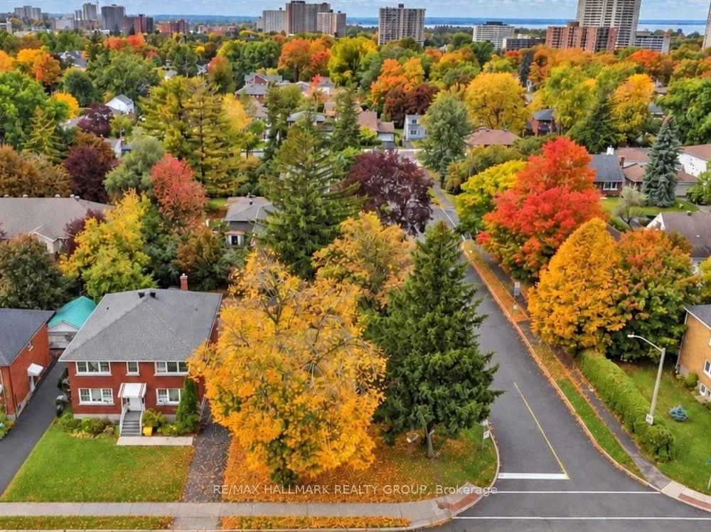 290 Woodroffe Avenue E