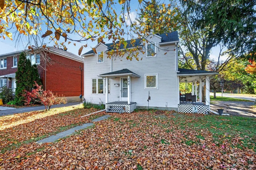 290 Woodroffe Avenue E