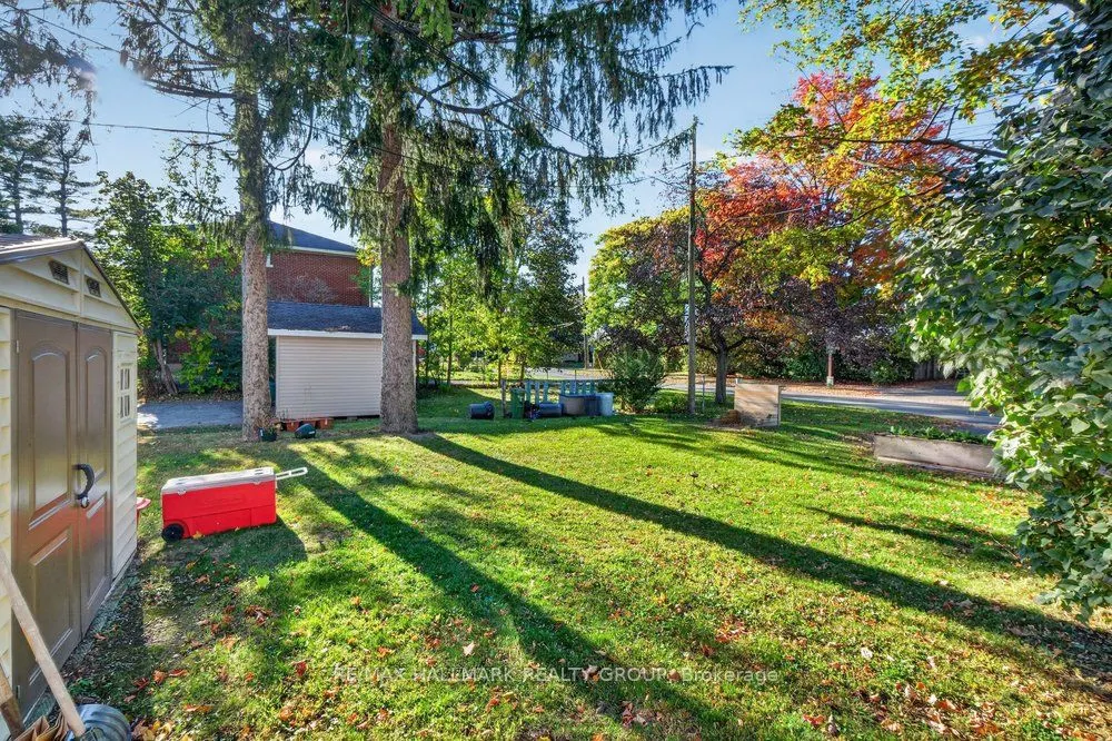 290 Woodroffe Avenue E