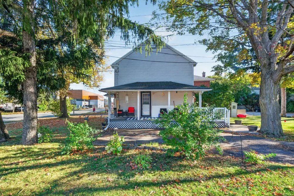 290 Woodroffe Avenue E
